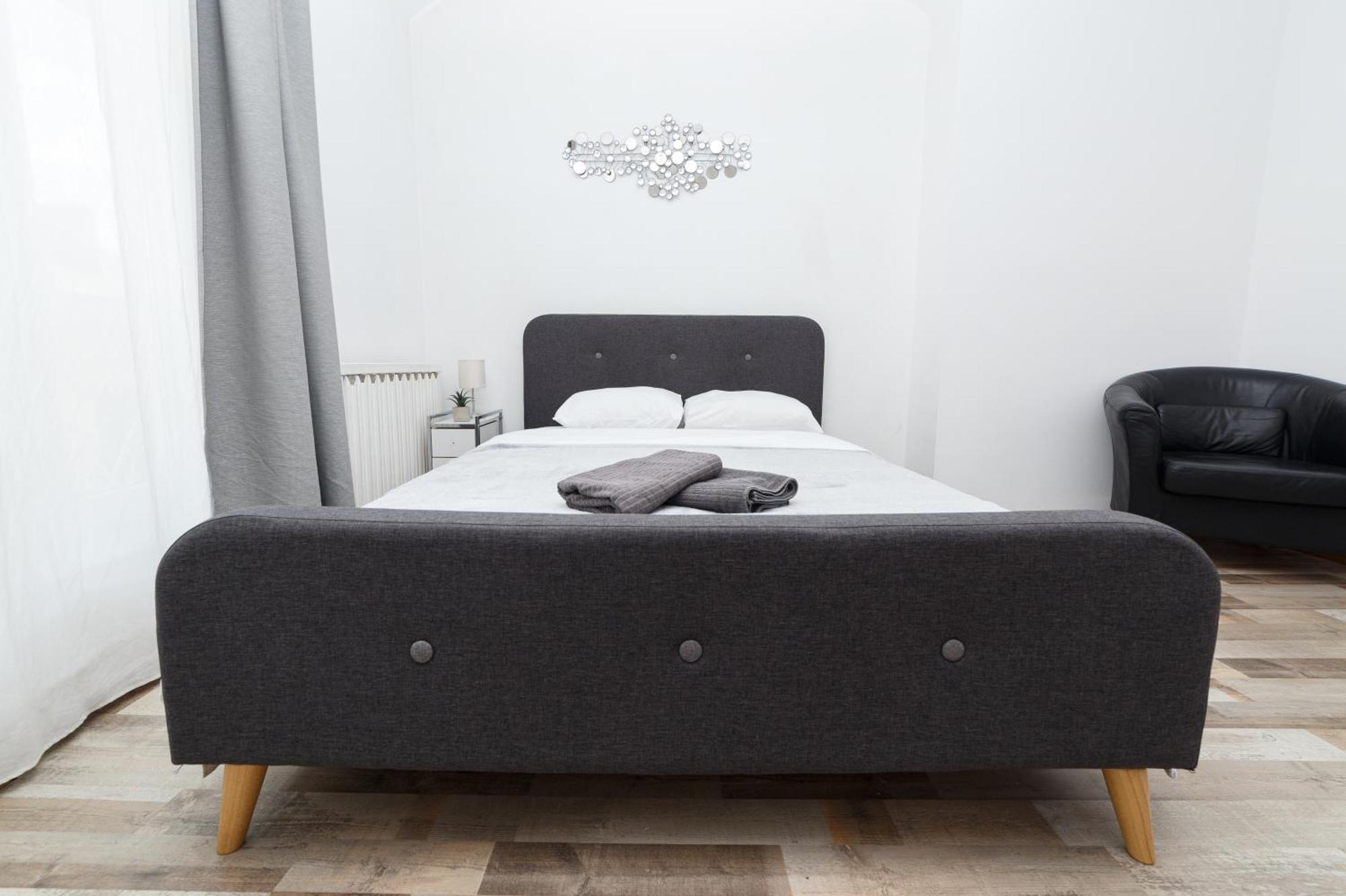 Color Apartments Street Blanari 12 Bucureşti Ngoại thất bức ảnh